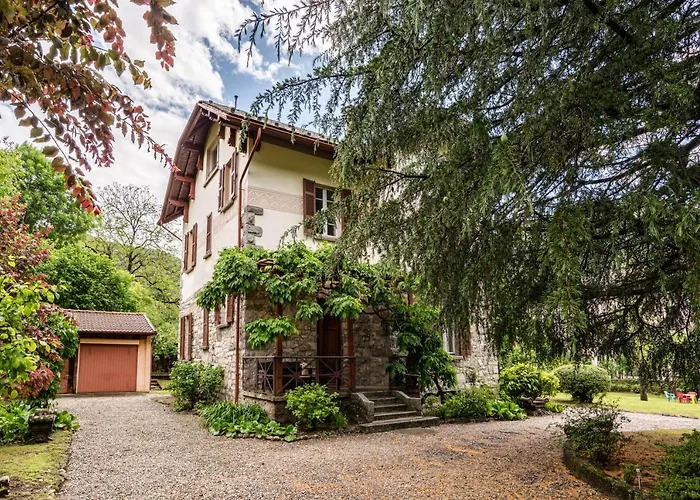 Roomy \'900 House Surrounded By Greenery With Parking!
