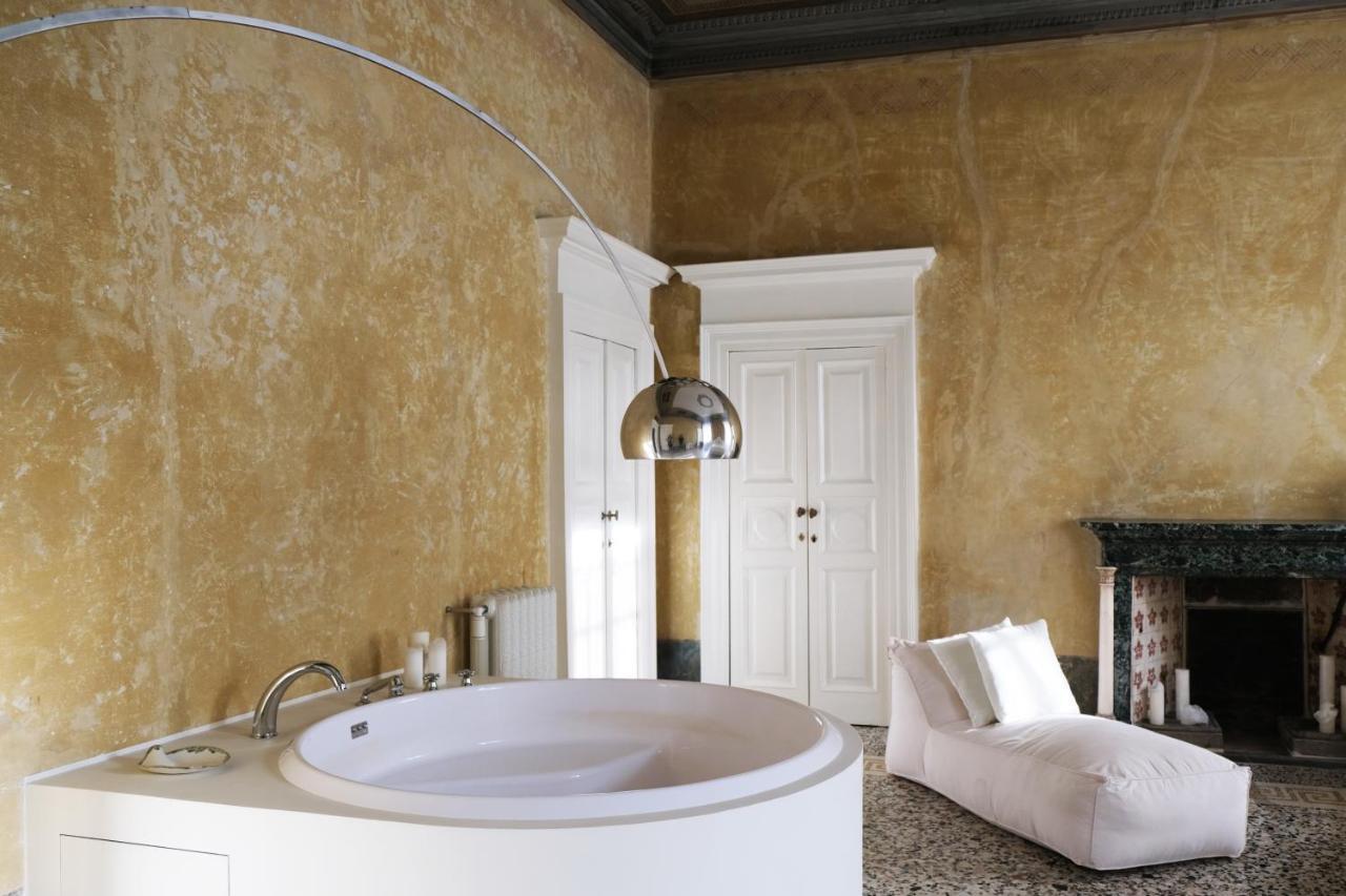 Palazzo Albricci Peregrini Residence *