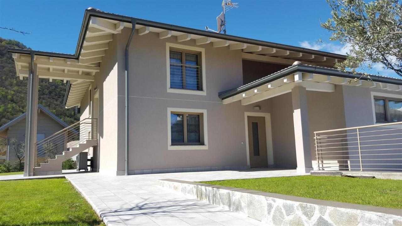Tadi Laro, Colico, Di Villa *