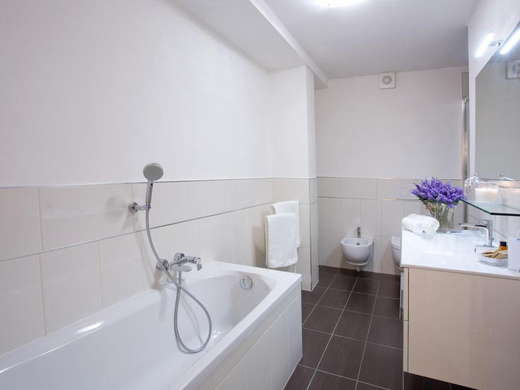 No 1-sleeps 10 By Italian Apartment *