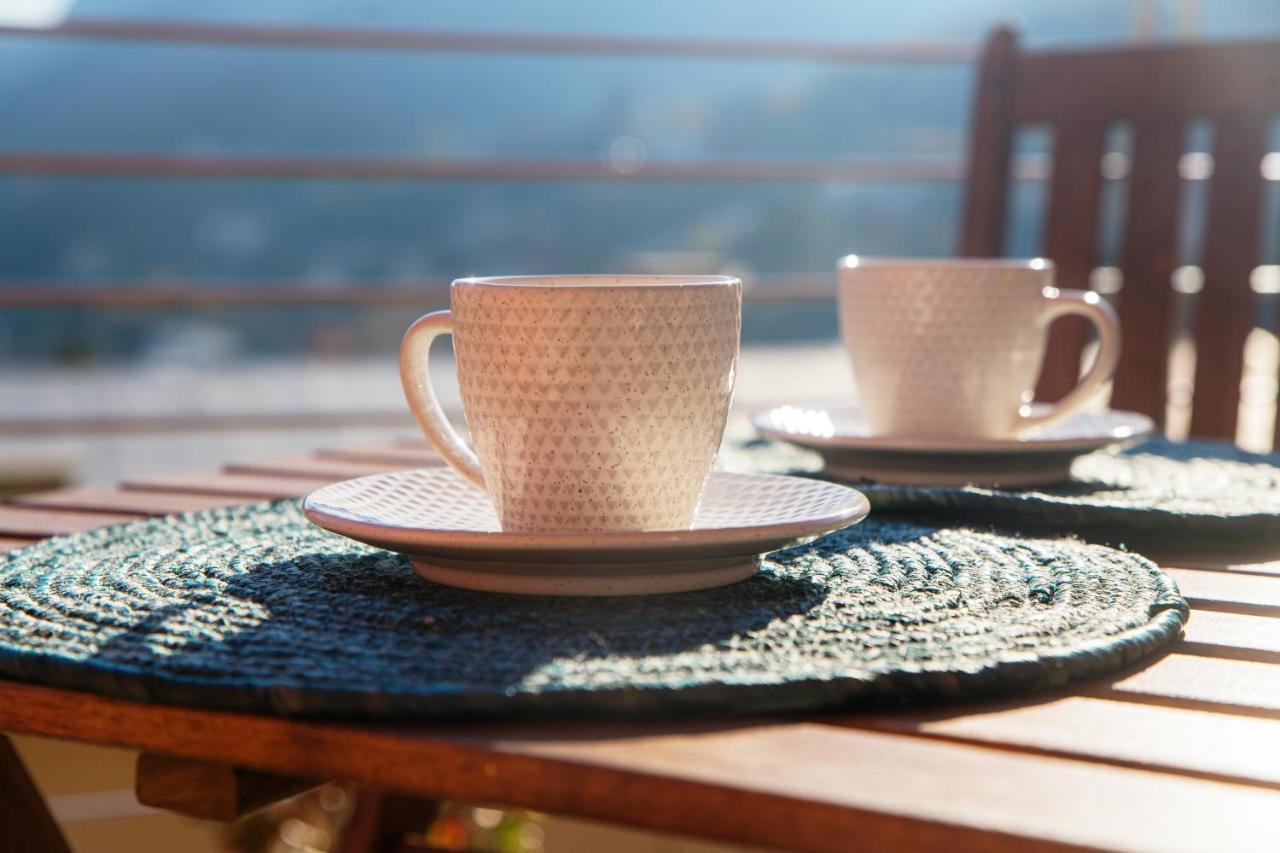 Love Is In The Air - By Myhomeincomo Apartment