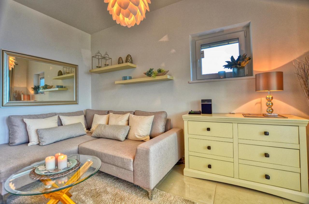 Felice Sul 2-bedroom Lakeview