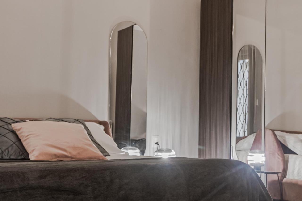 5 Min Historic Center Luxury White Lotus Mansion Apartment Como