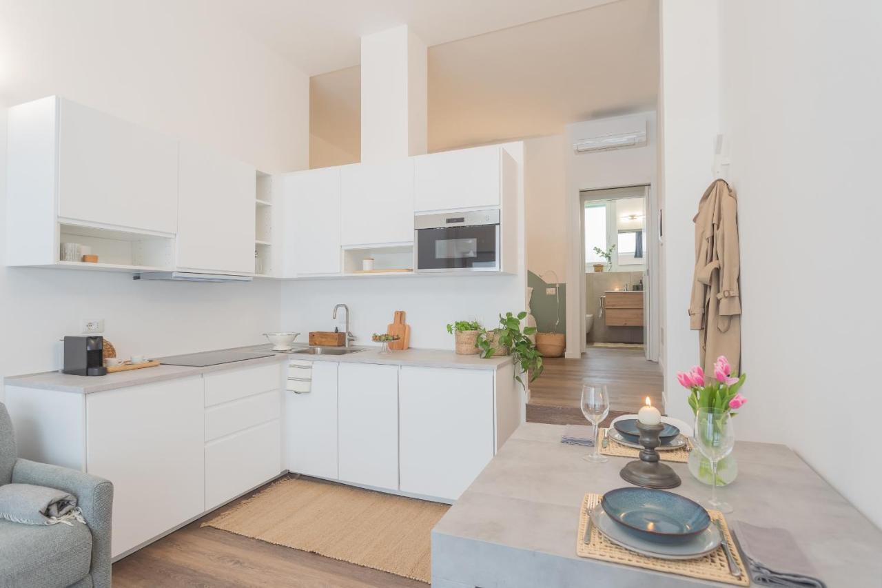 A Step From The Dome By Rent Apartment Como
