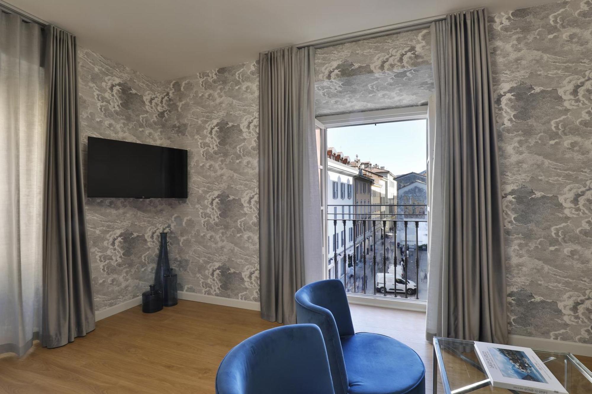 Como Lake Suites Apartment