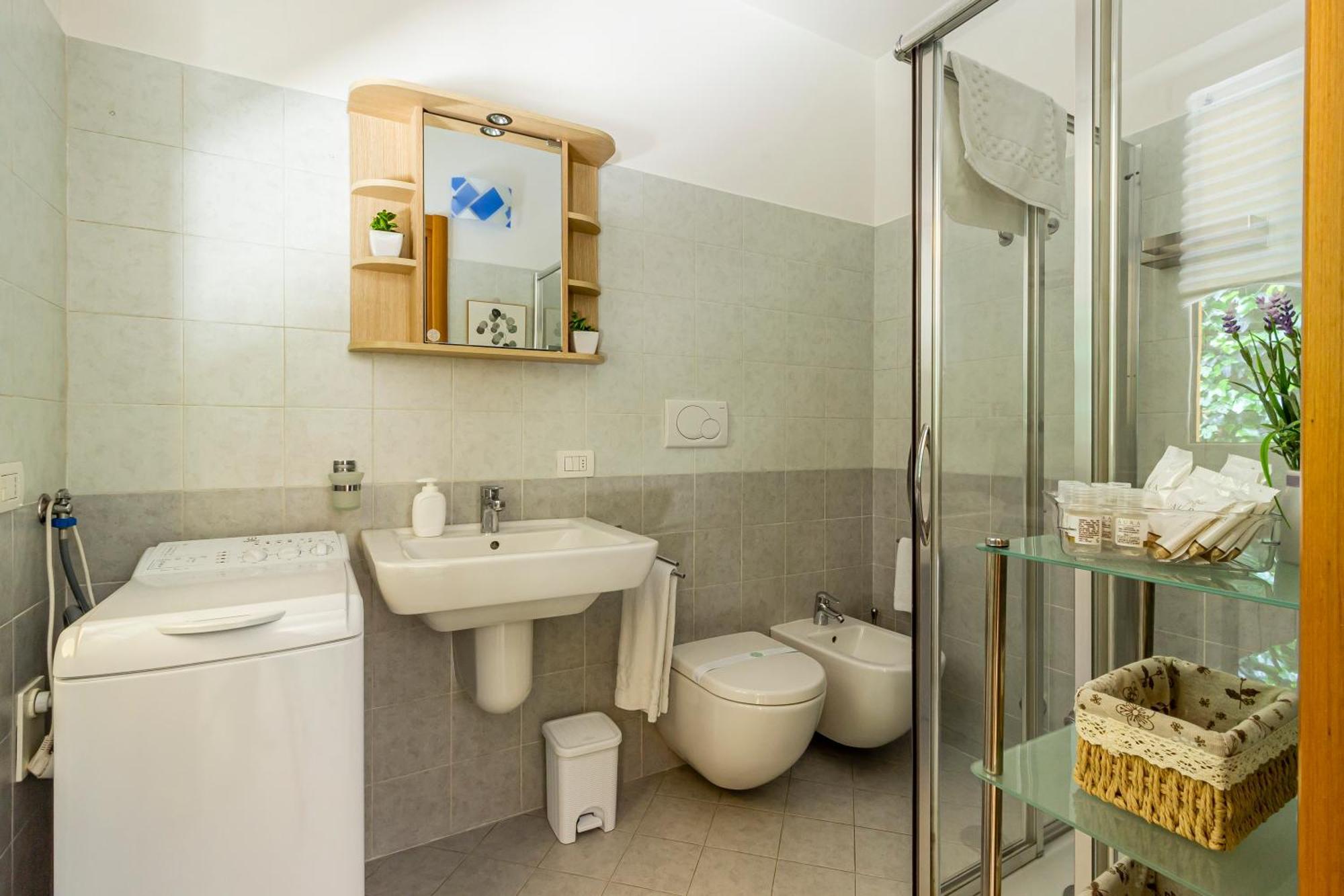 Apartment Private Garden & Garage - Self Check-in & Remote Access Como