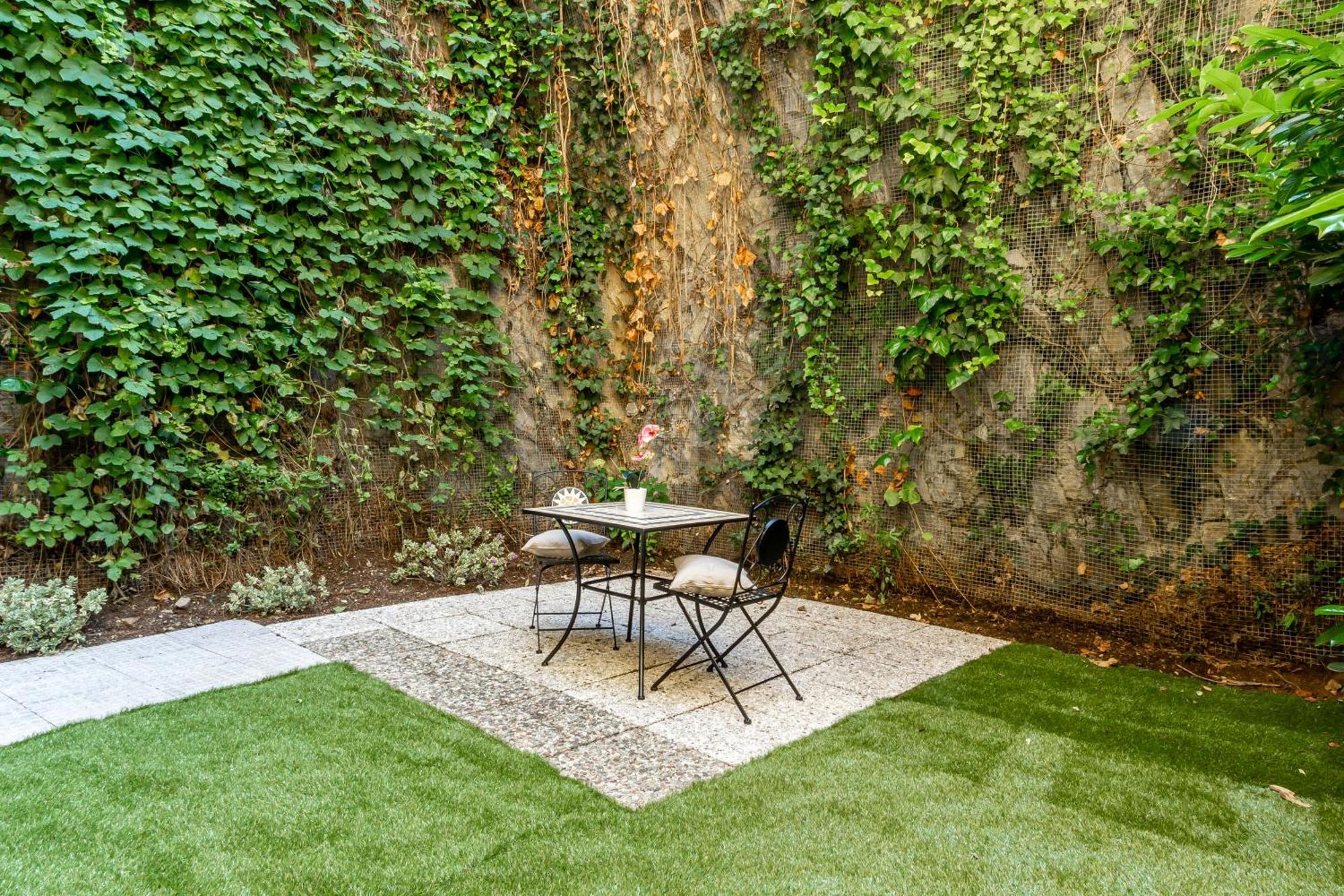 Private Garden & Garage - Self Check-in & Remote Access Apartment