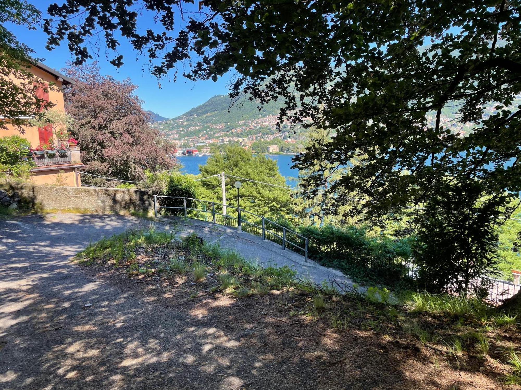 L Lake Como