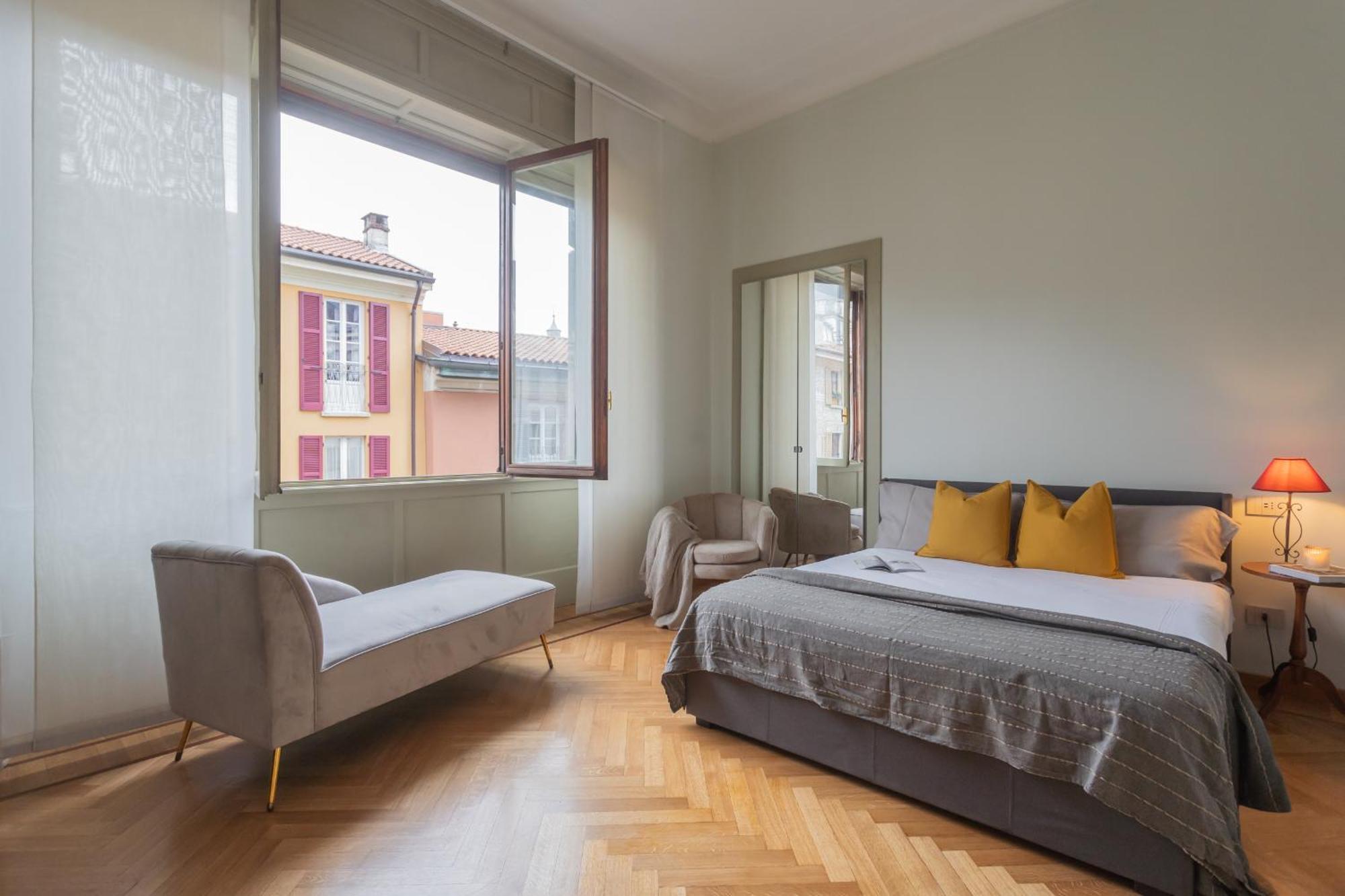 Garibaldi's Balcony By Rent Apartment Como