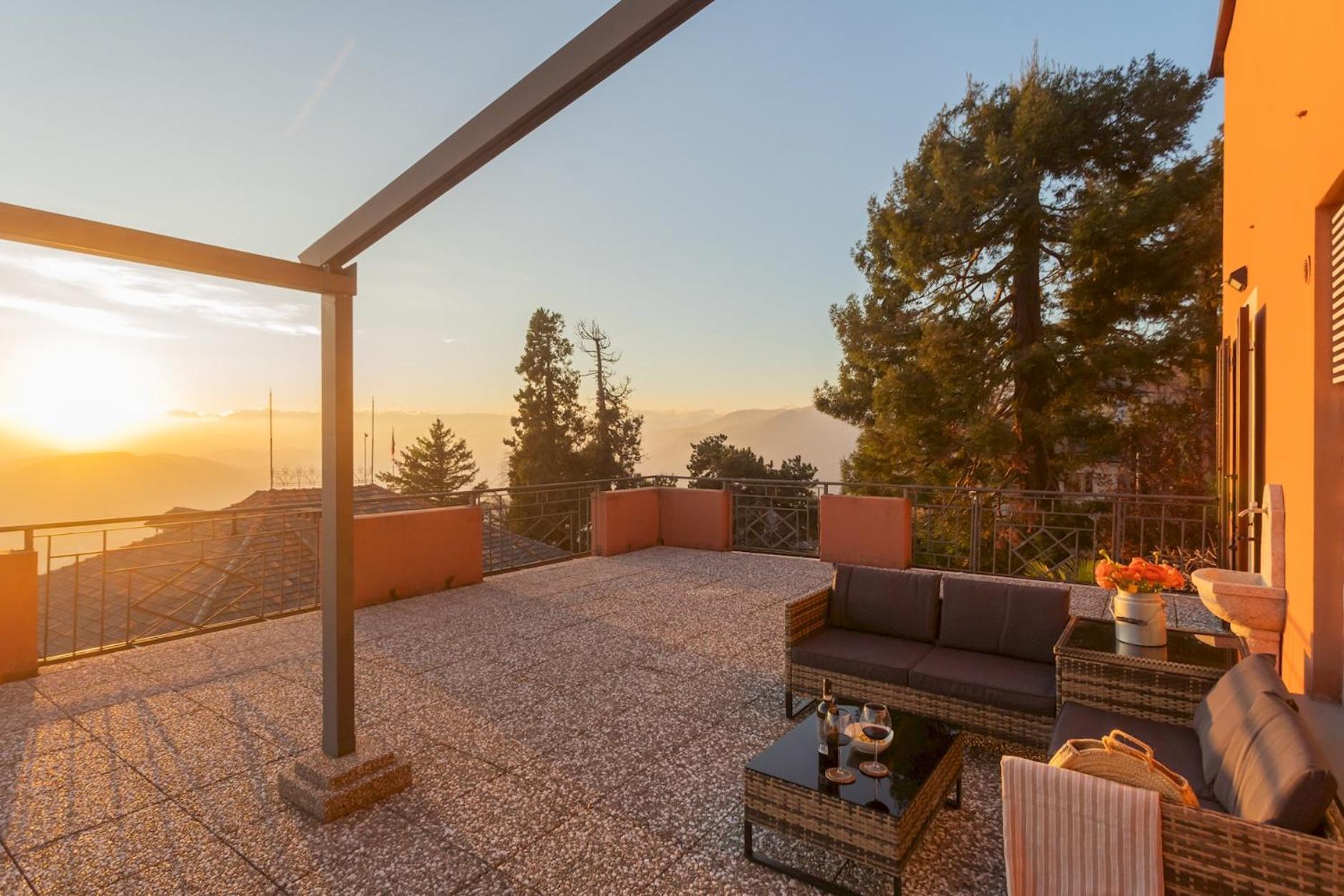 Sunset Terrace Loft - View On By Rent