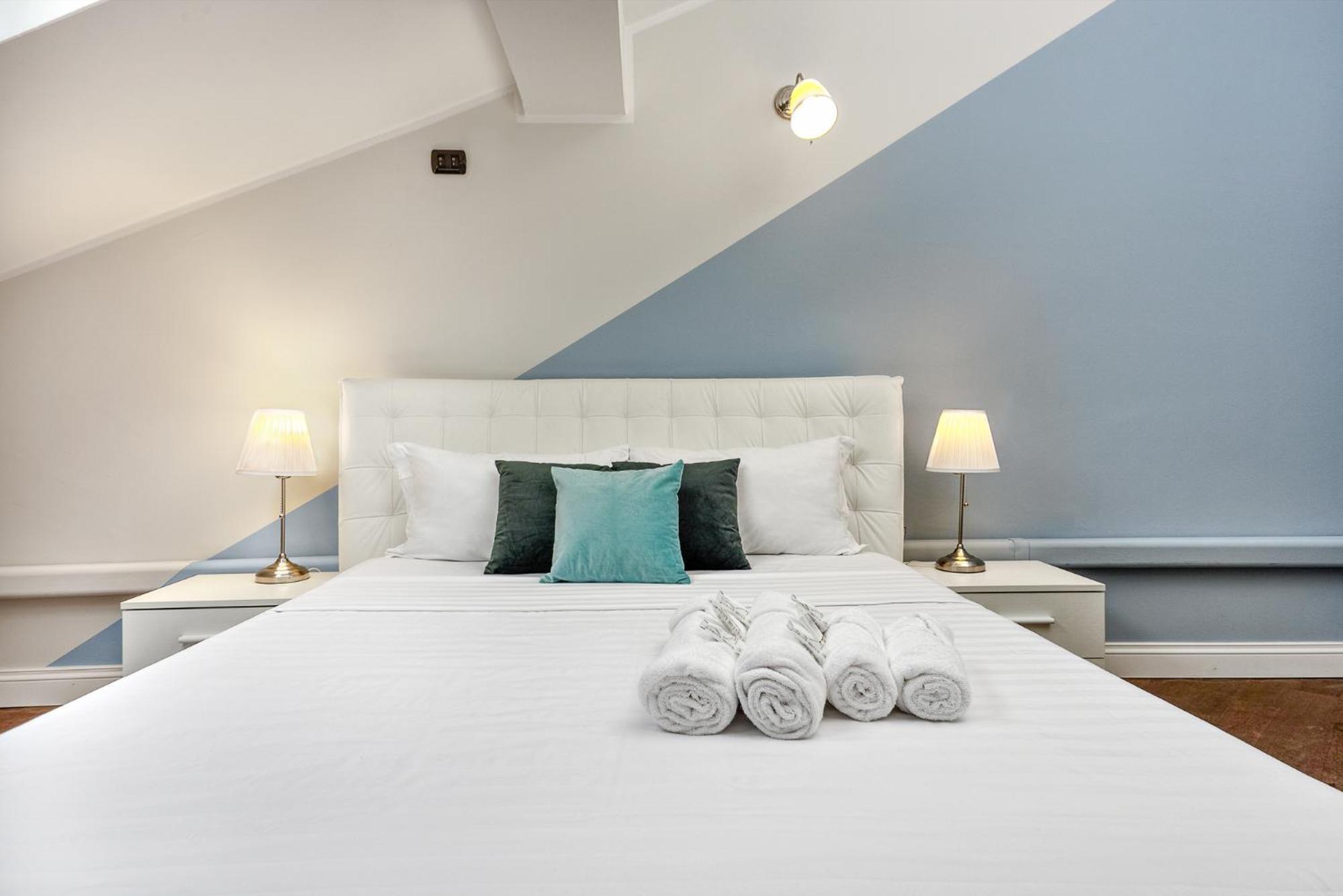 Attic In Center + Parking Como