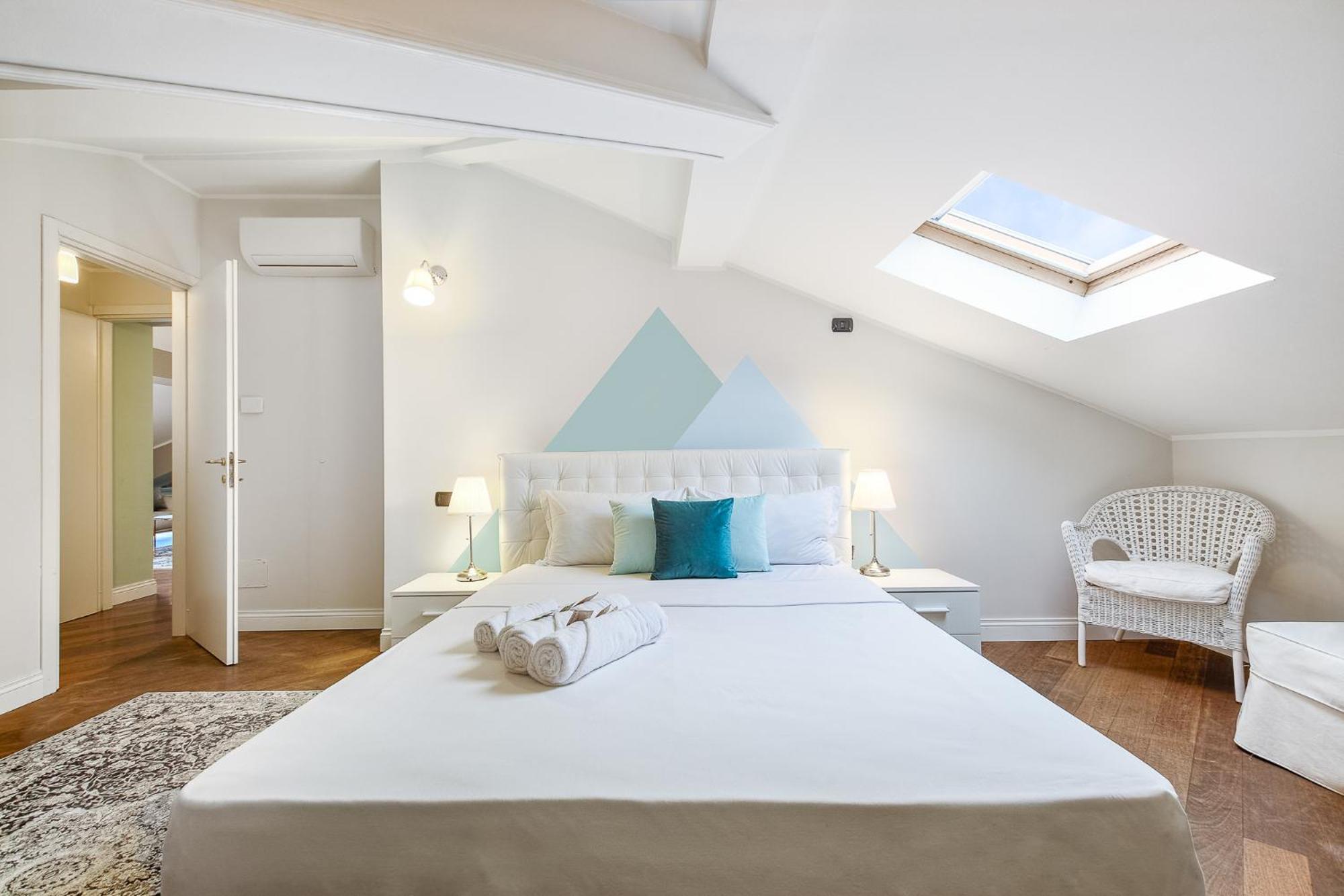 Attic In Center + Parking Apartment *