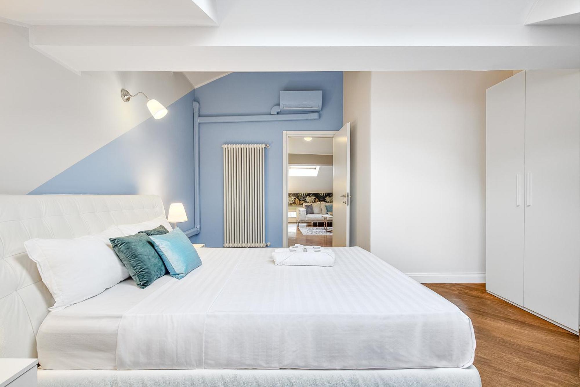 Attic In Center + Parking * Como