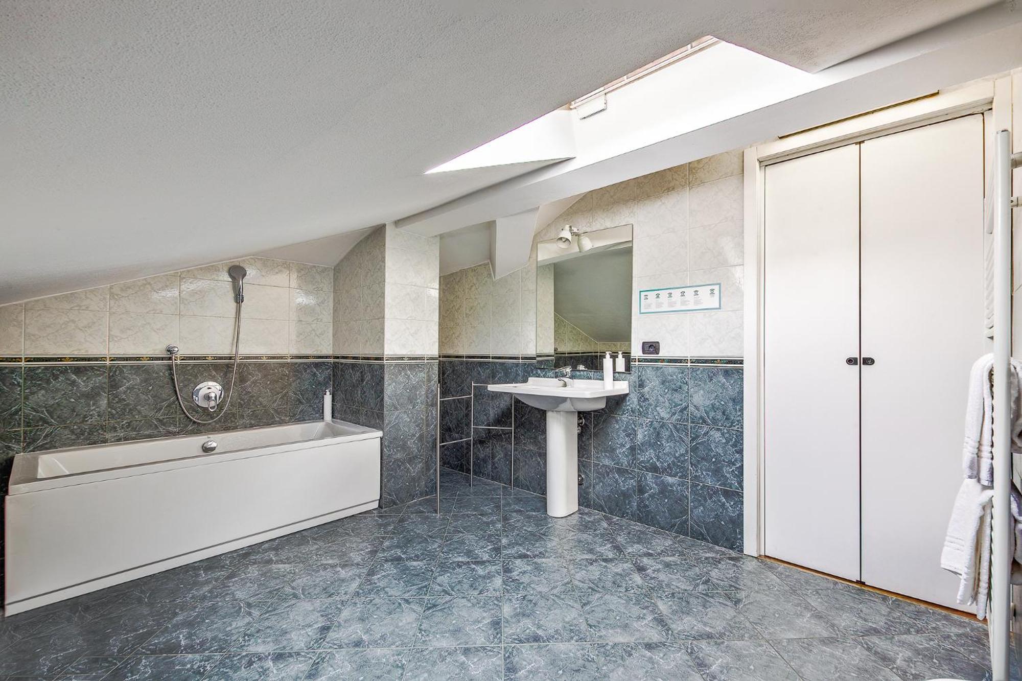 Apartment Attic In Center + Parking Como