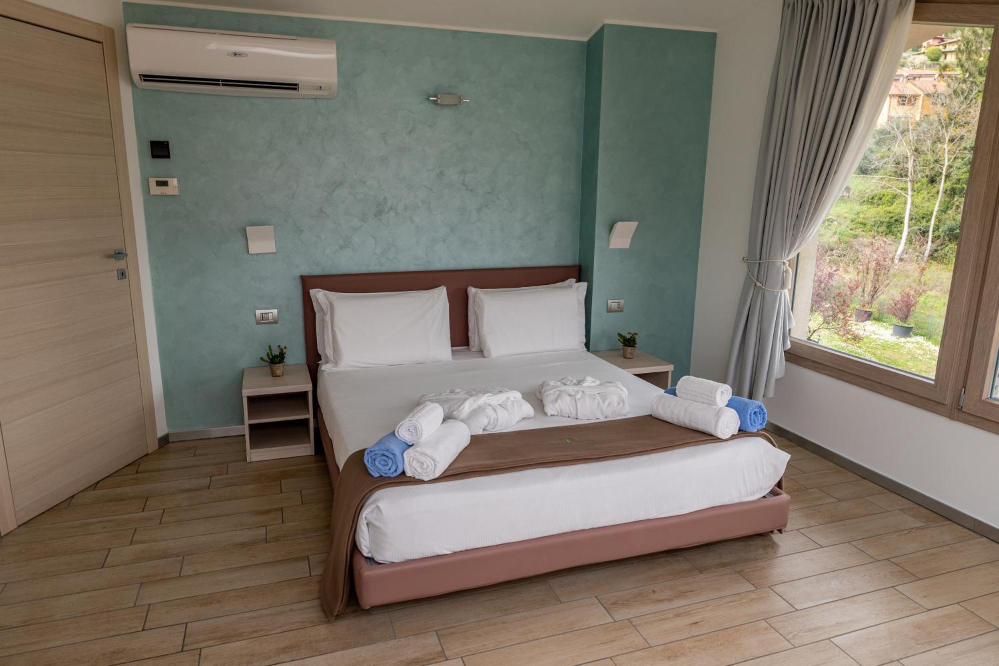 Bellagio Village- 4 Apartments By The Lake - Seasonal Warm Pool And Sauna
