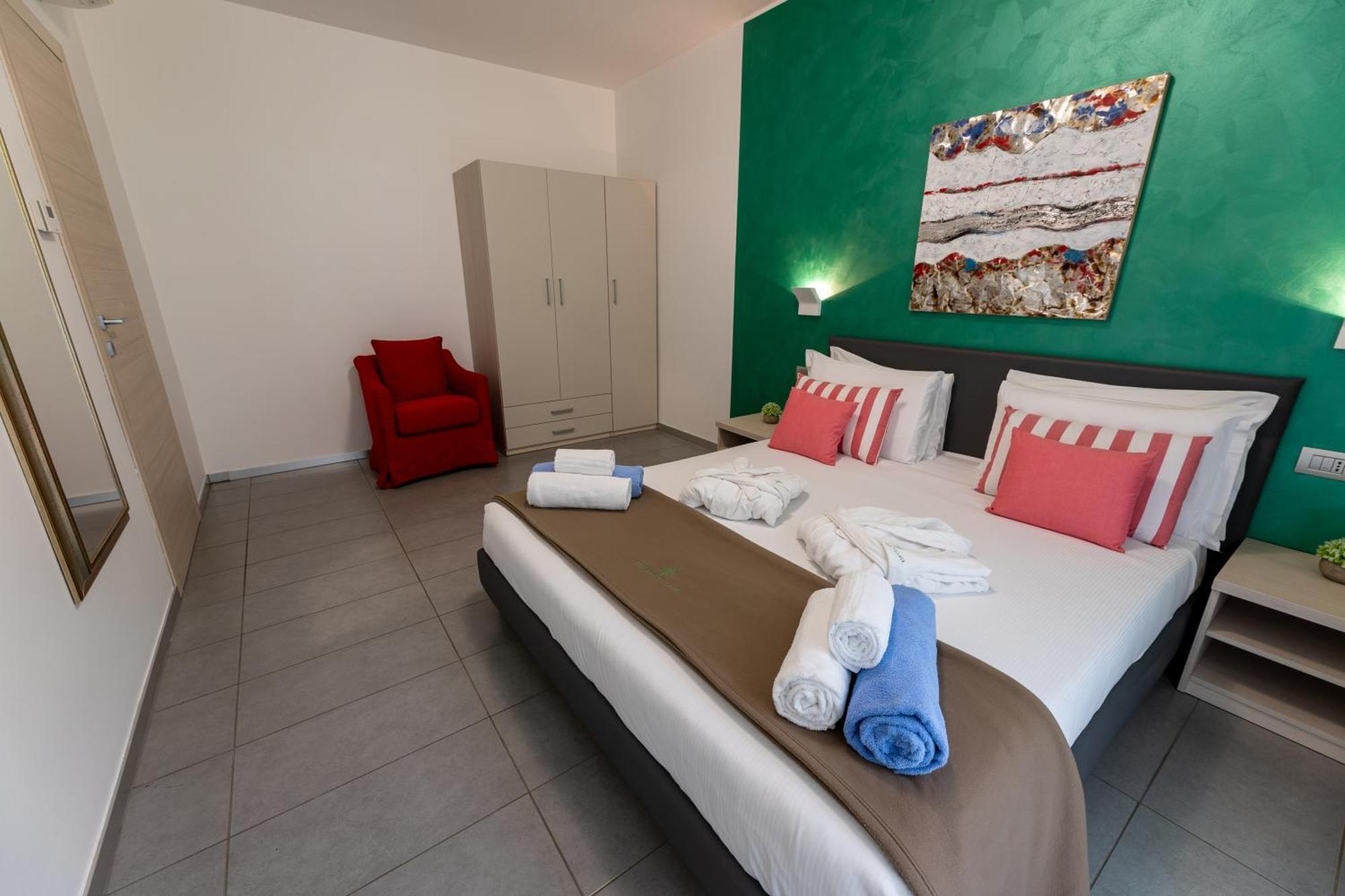 Bellagio Village- 4 Apartments By The Lake - Seasonal Warm Pool And Sauna