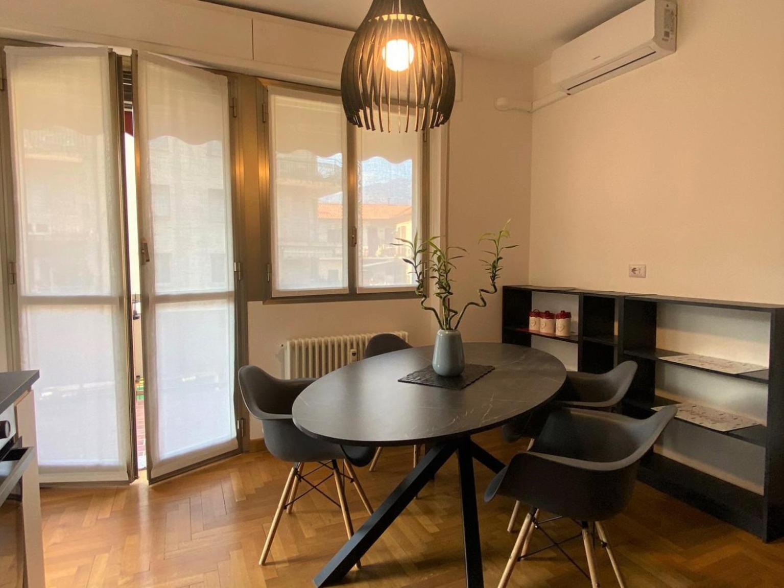 The Little Duck - Modern With Balcony *