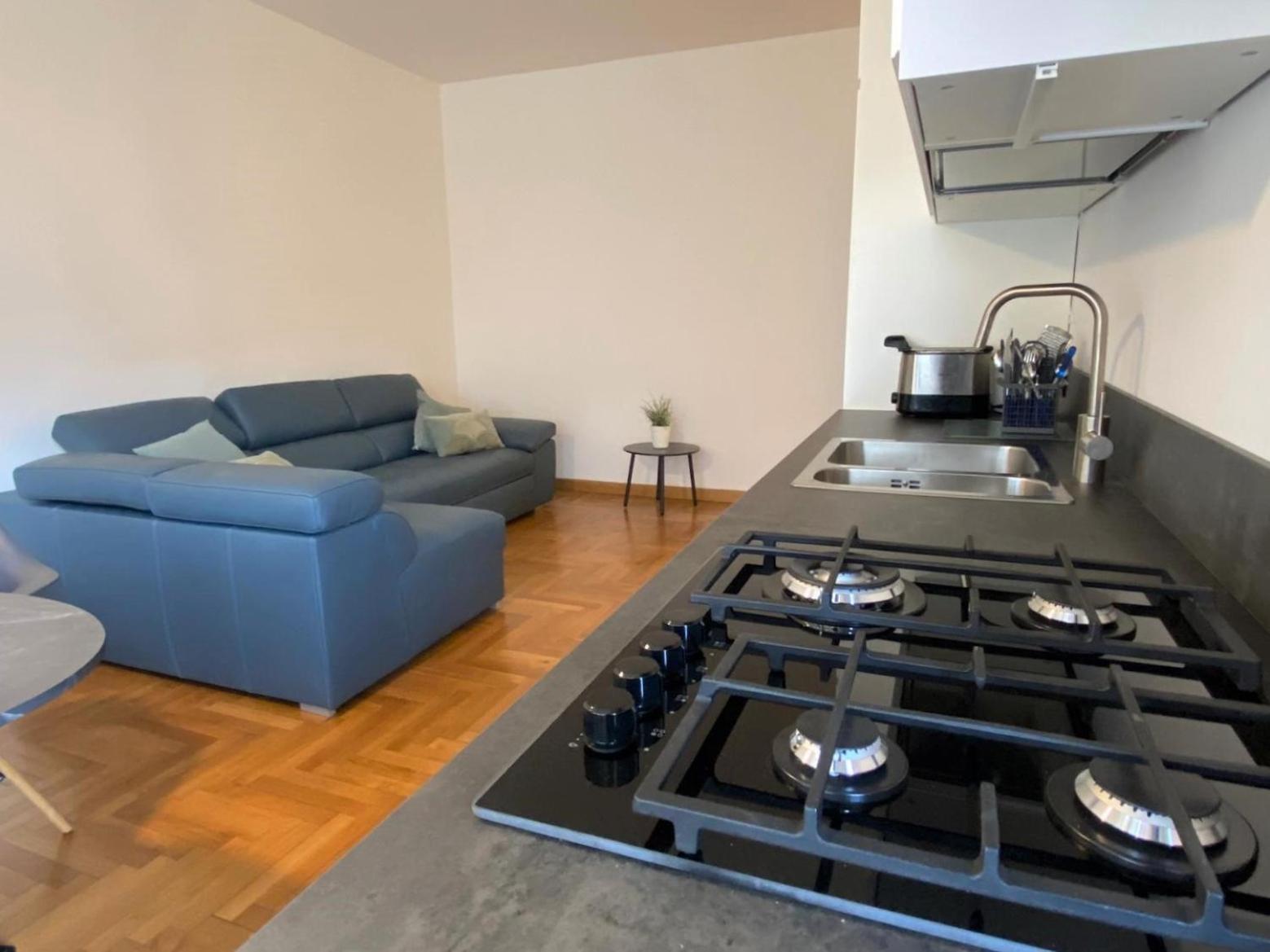 The Little Duck - Modern With Balcony Apartment Como