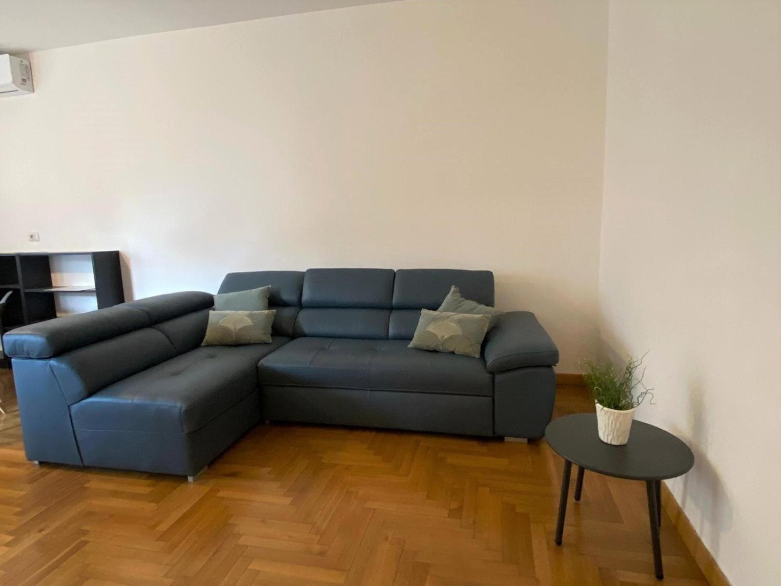 The Little Duck - Modern With Balcony Apartment