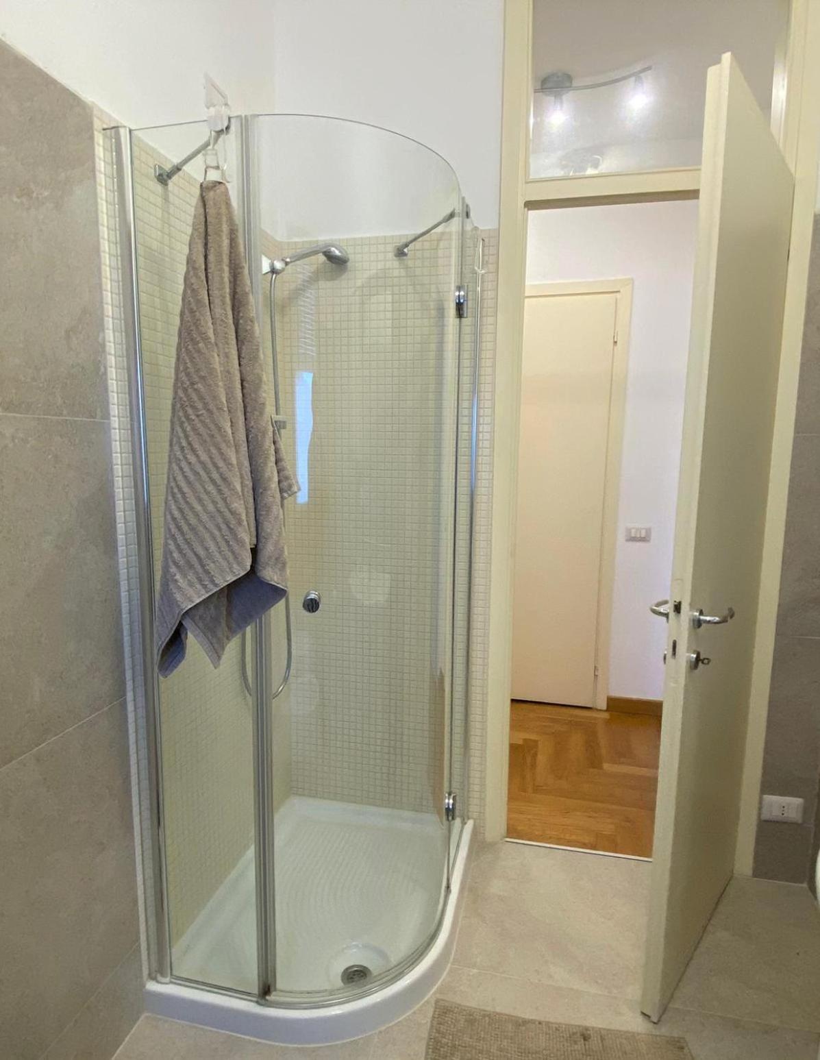 The Little Duck - Modern With Balcony Apartment Como