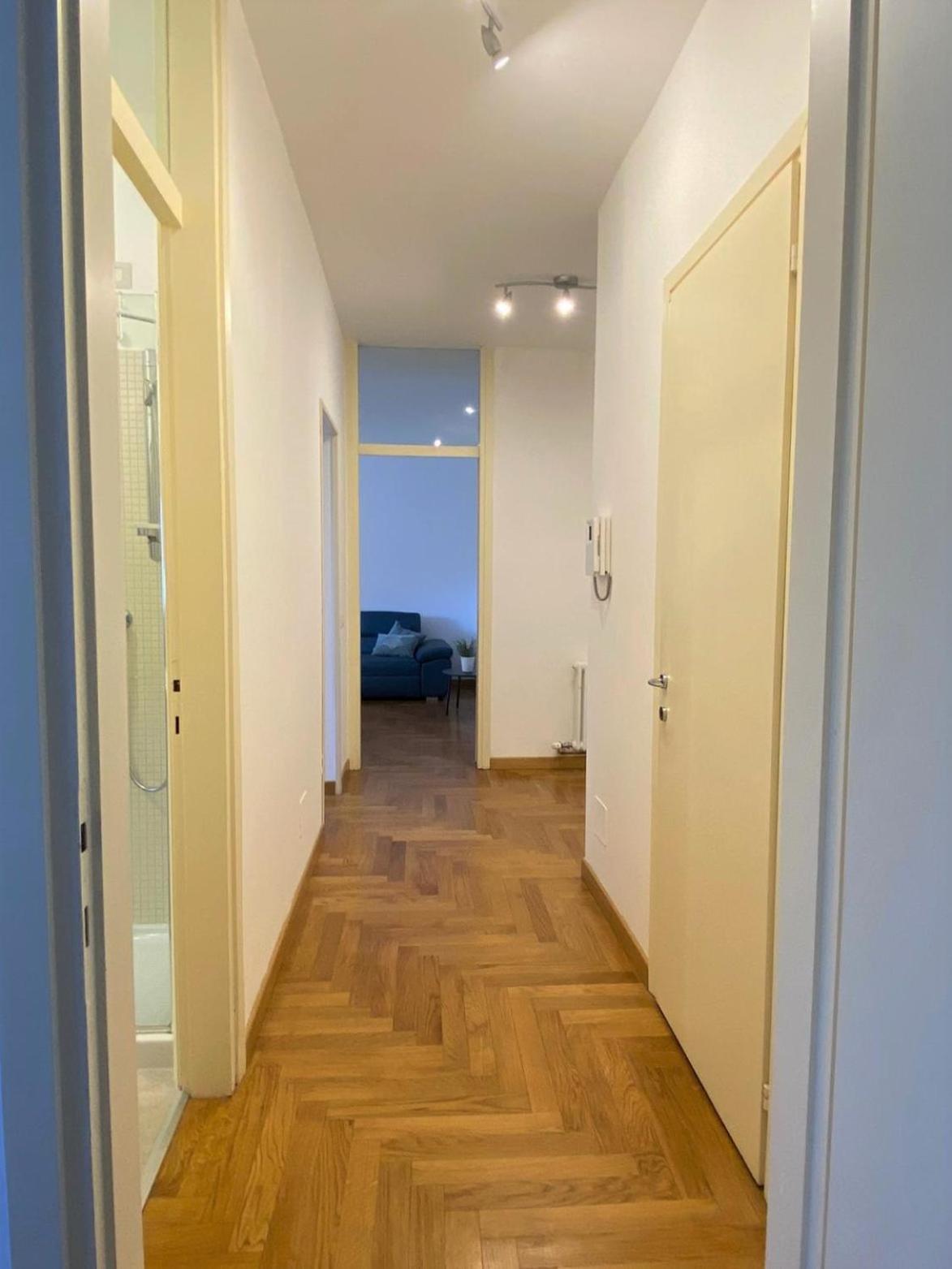 The Little Duck - Modern With Balcony Como