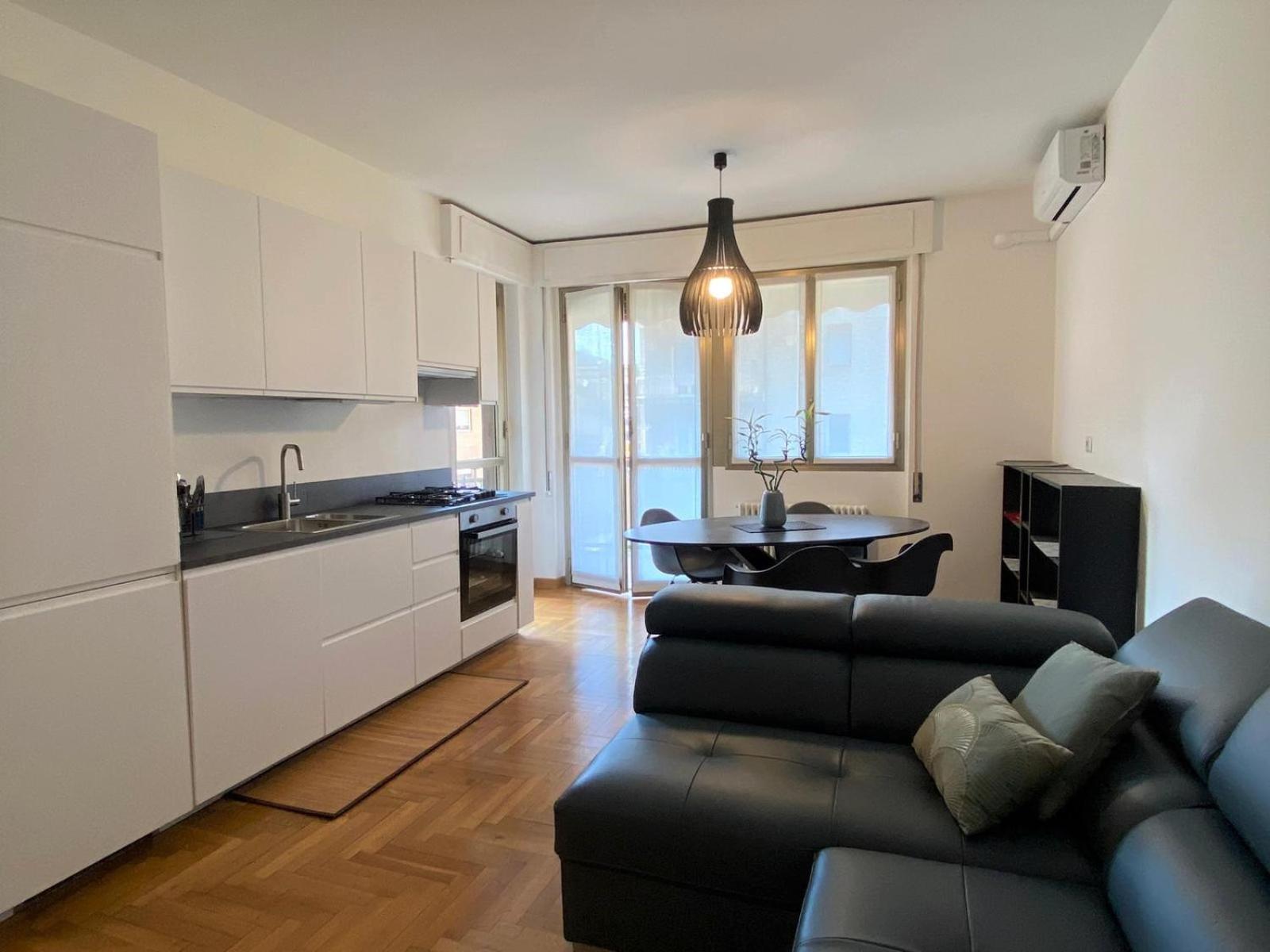 The Little Duck - Modern With Balcony Apartment Como