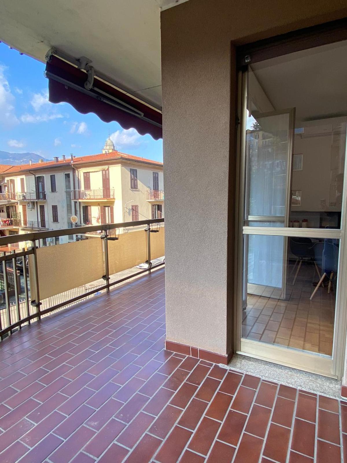 The Little Duck - Modern With Balcony Como