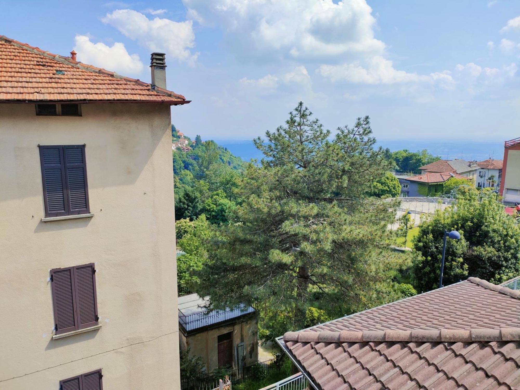 Homestay Affascinante Mansarda Nel Cuore Di Brunate
