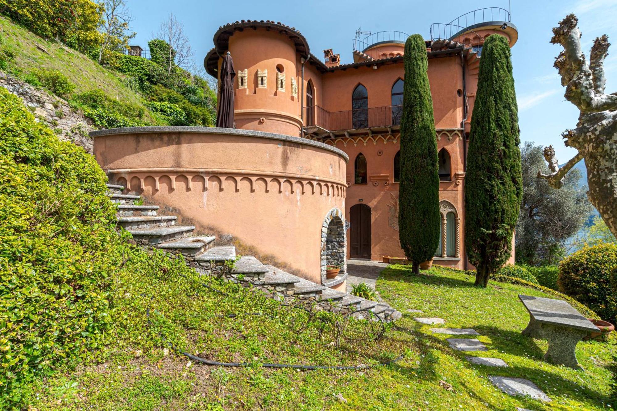 Stunning Castle In With Lake View *