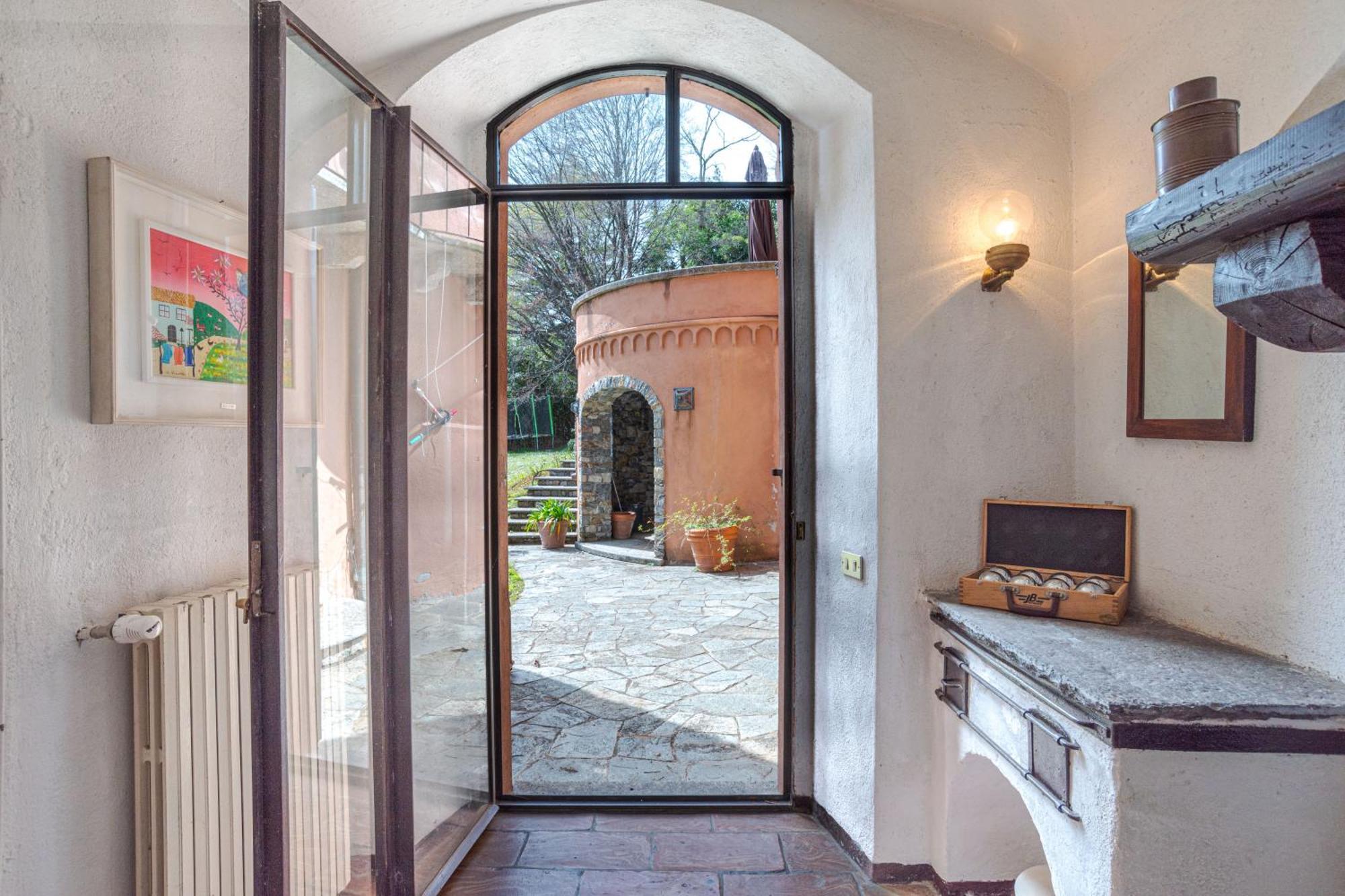 Stunning Castle In With Lake View Apartment *
