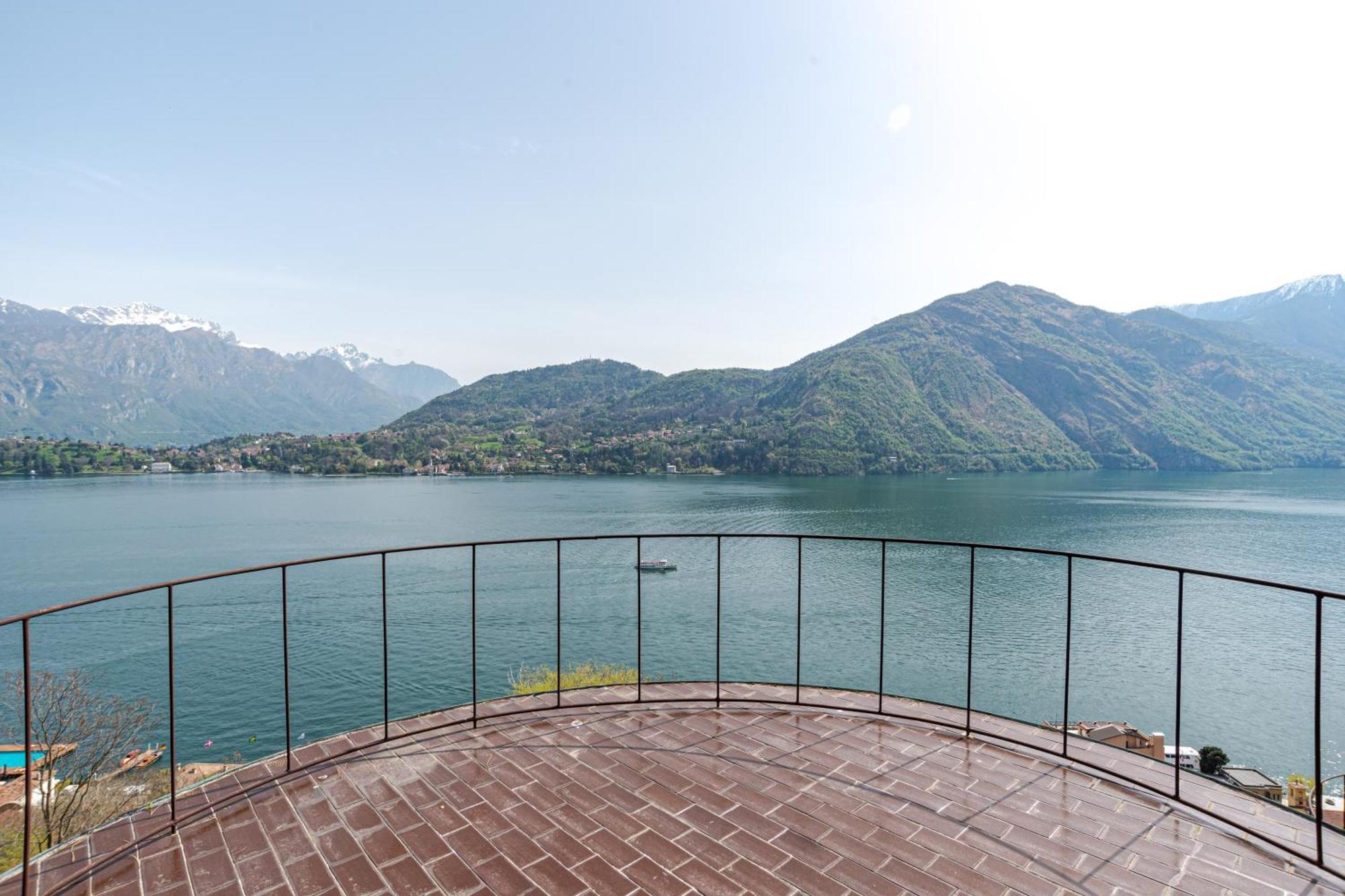 Stunning Castle In With Lake View *