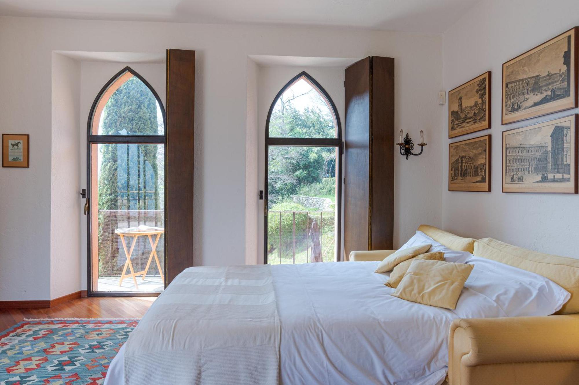 Stunning Castle In With Lake View *