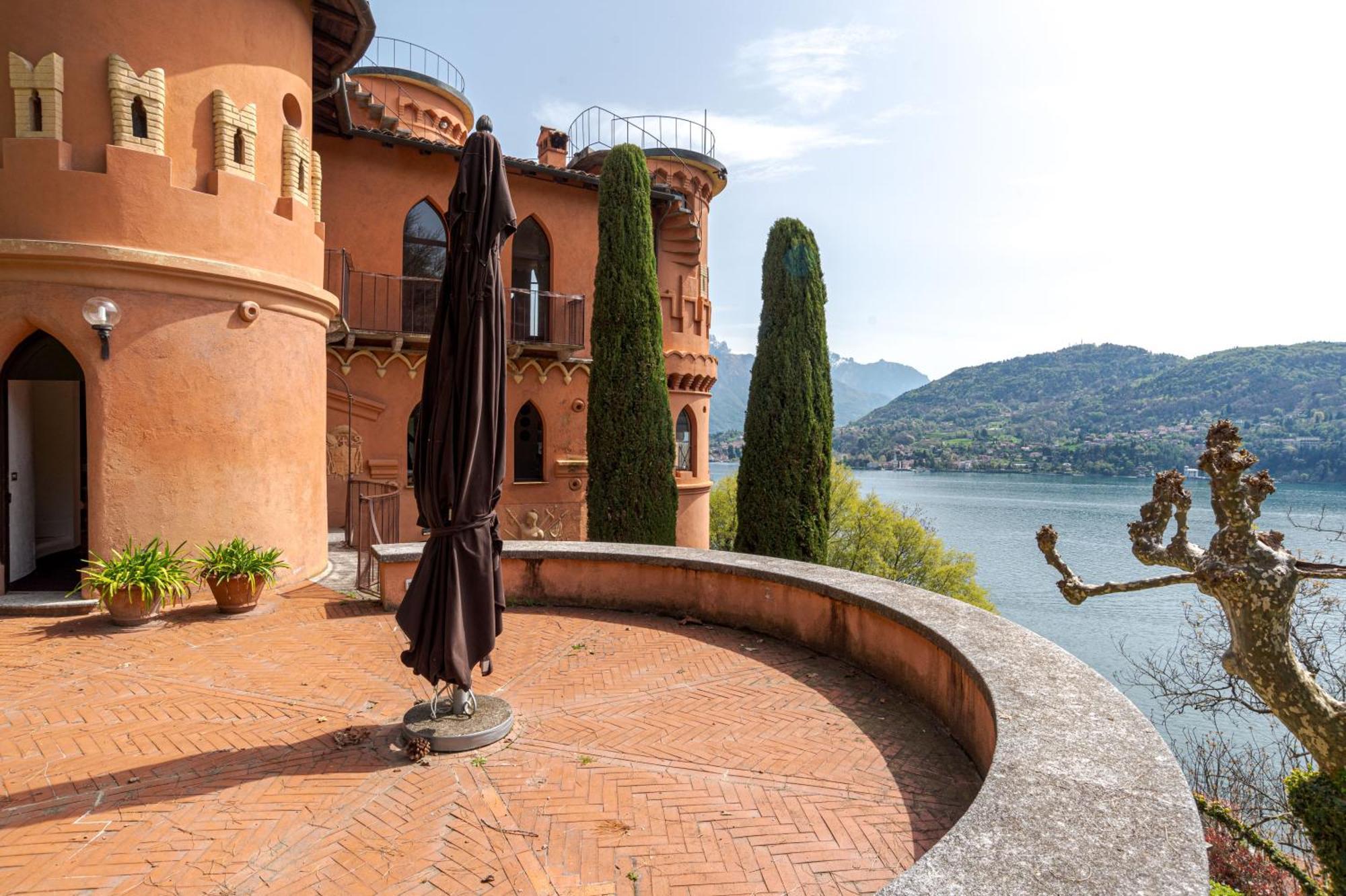 Stunning Castle In With Lake View *