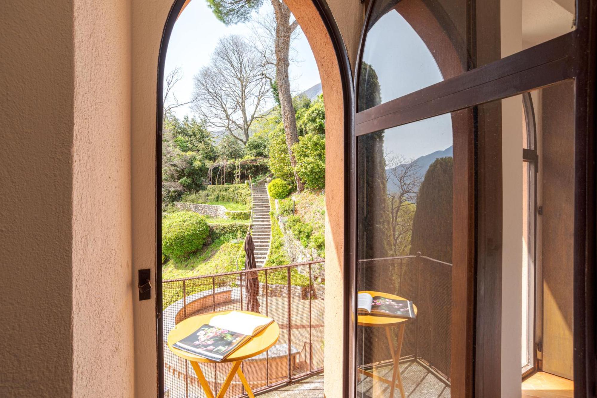 Stunning Castle In With Lake View *