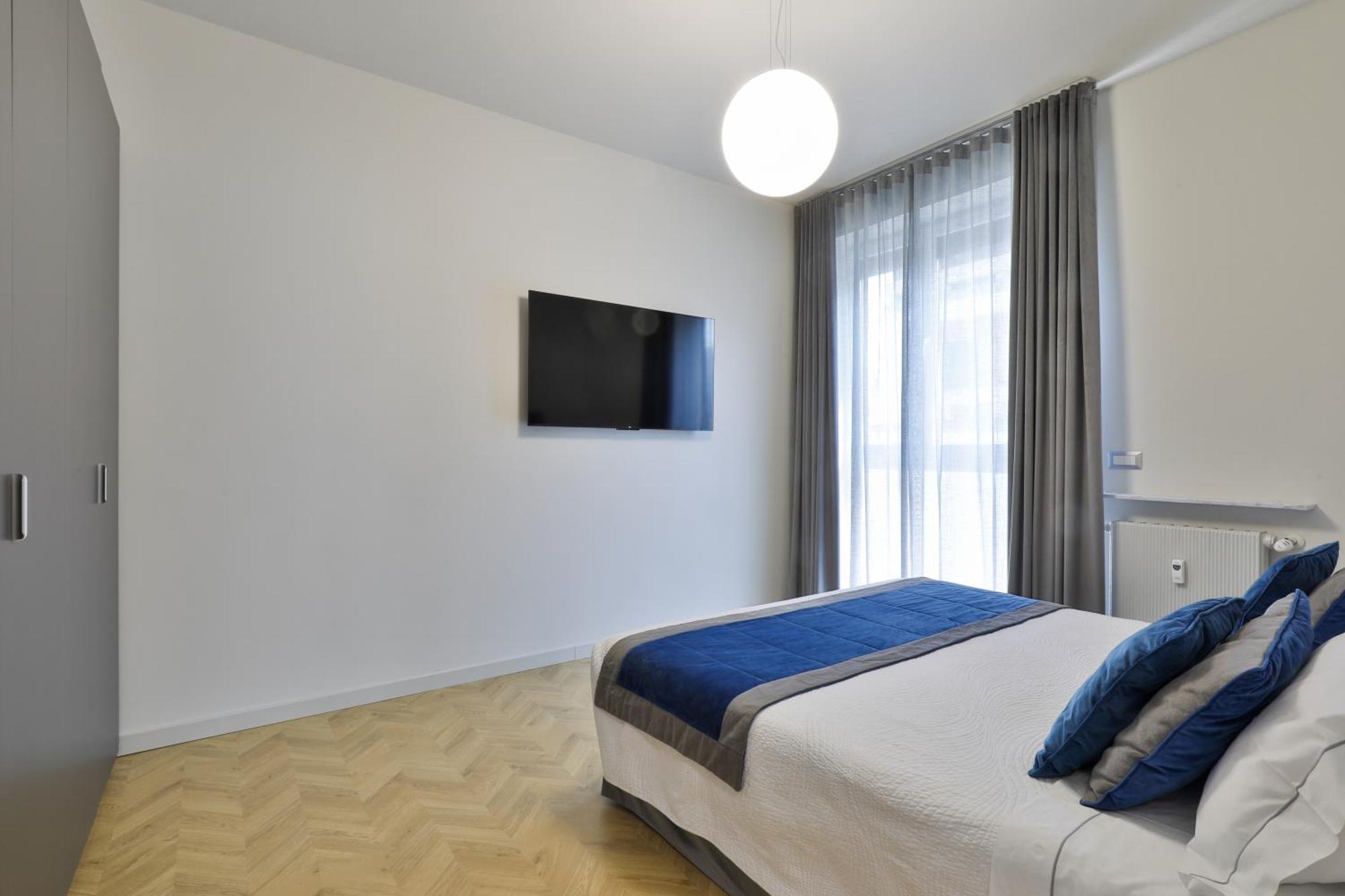 Como Lake Suites Apartment