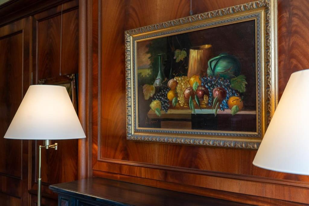 Lakefront 1800s Private Dock, Art Luxury
