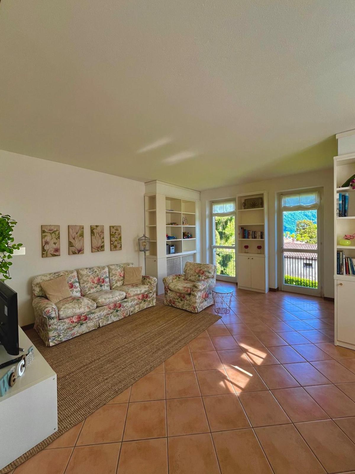 Stunning Renovated Flat On With Parking * Mezzegra