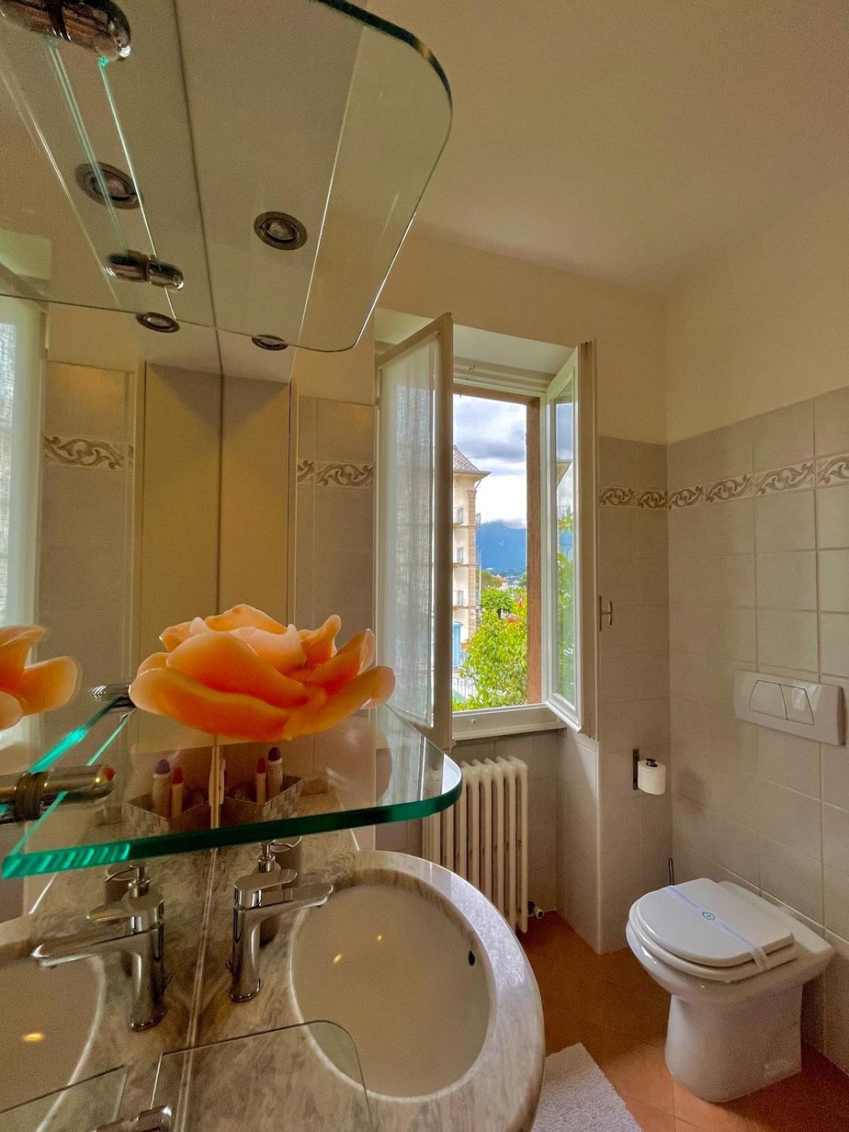 Stunning Renovated Flat On With Parking Apartment *