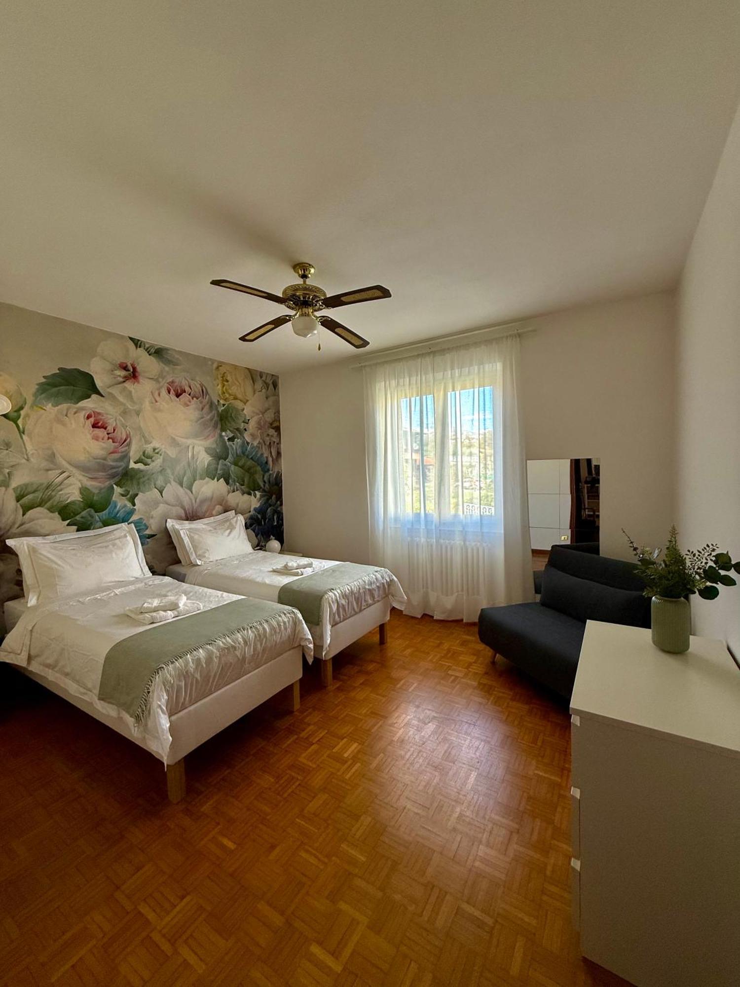 Stunning Renovated Flat On With Parking Apartment *