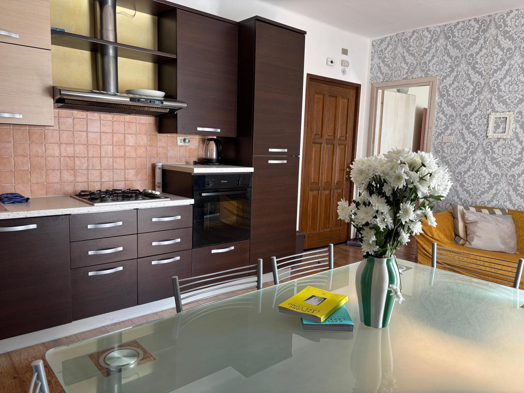 Charming & Bright Lakefront *