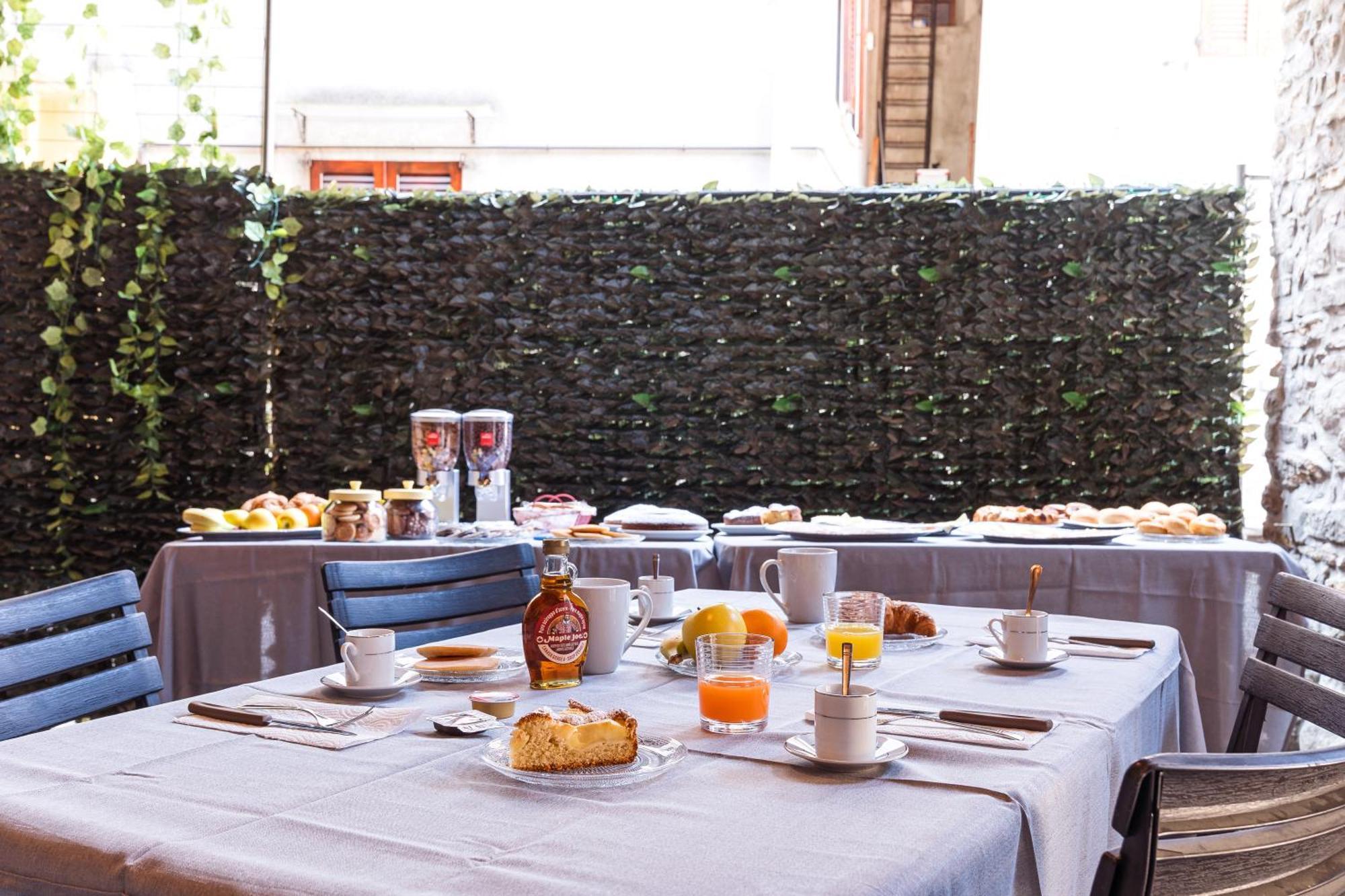 Bed & Breakfast B&B La Corte And Home Restaurant - Free Parking - 10 Minutes To The Lake And Centre Como