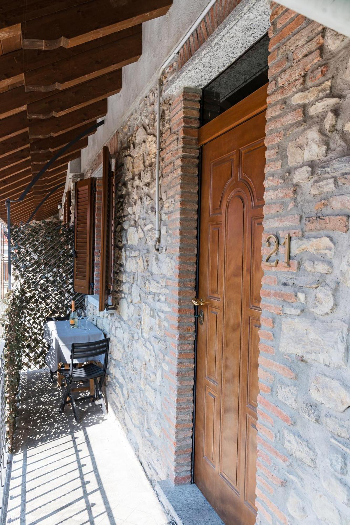 B&B La Corte And Home Restaurant - Free Parking - 10 Minutes To The Lake And Centre Bed & Breakfast