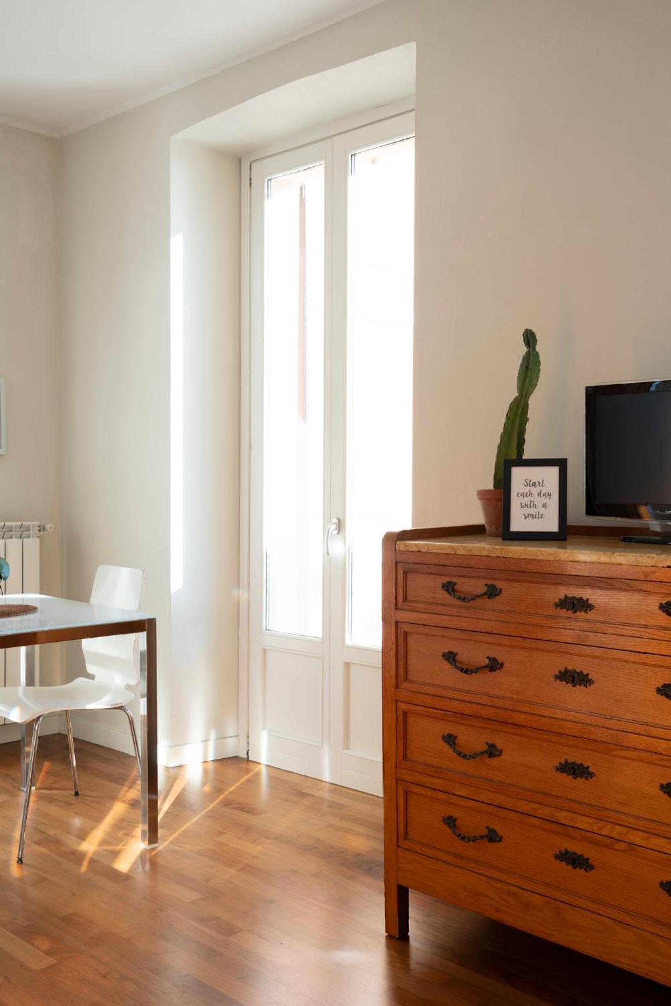 Side Apartment *