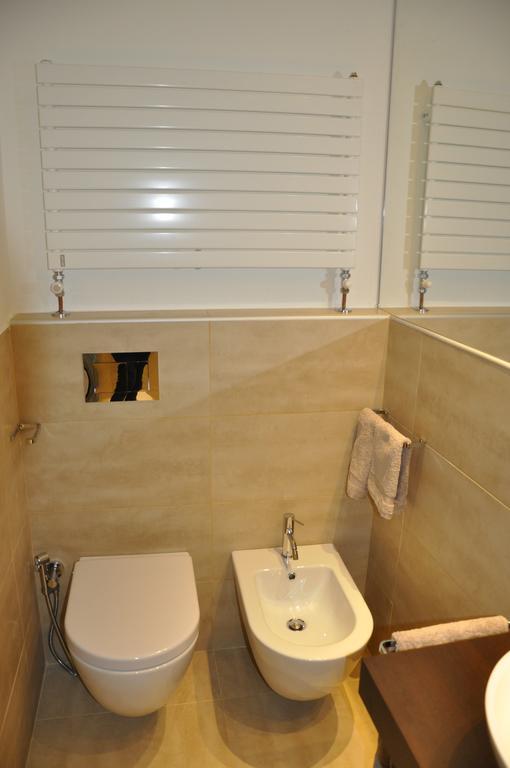 Charming - Downtown In The Pedestrian Area With 2 Double Bedrooms And 2 Complete Bathrooms A Spacious Living And Full Equipped Kitchen * Côme
