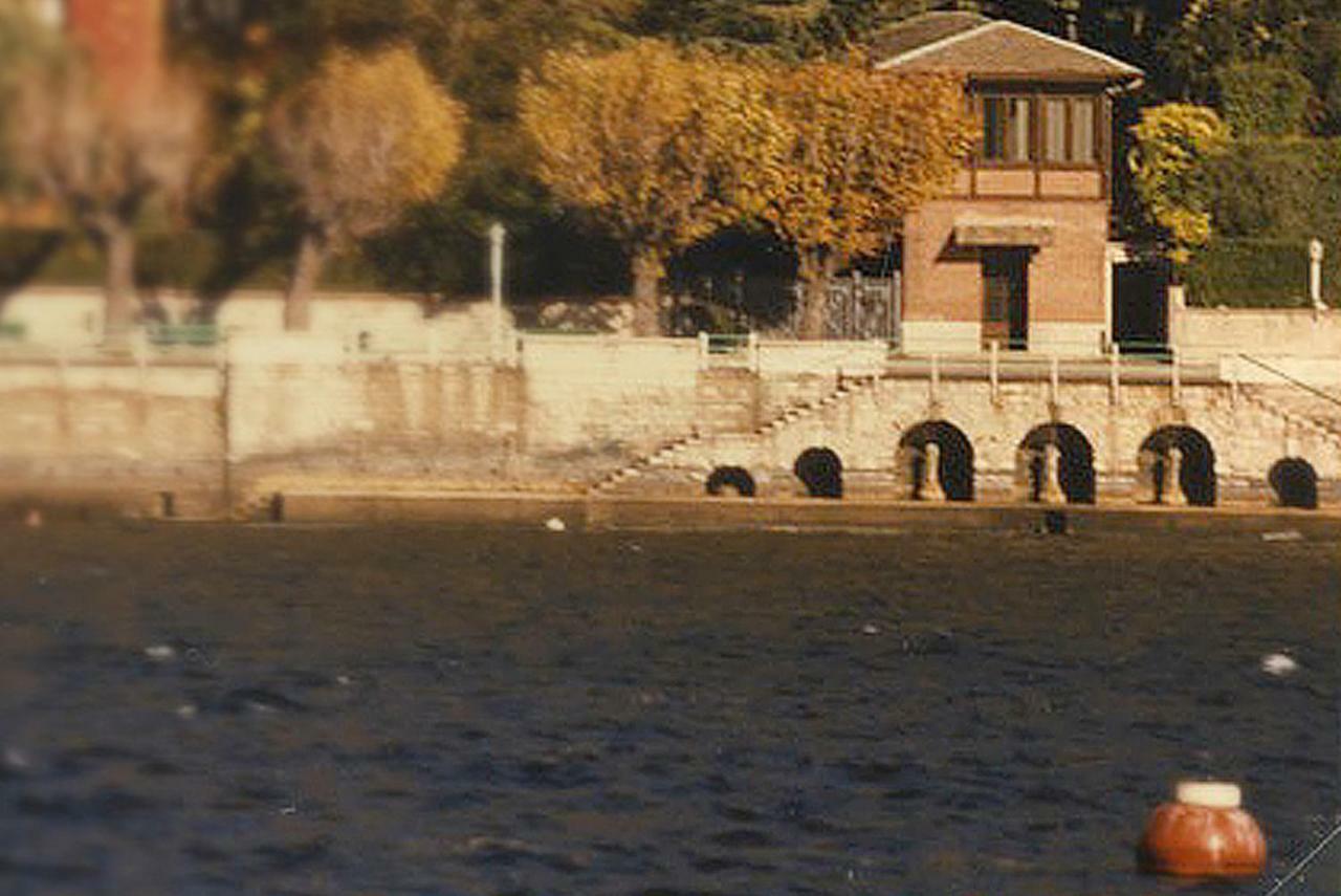 View 9 * Como