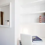 White Loft Como Central - The House Of Travelers