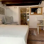 Fascinating Central Hideaway In A Physicist\'S Home