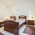 Apartment With Garden A Few Steps From The Lake - Larihome A06