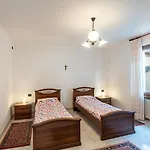 Apartment With Garden A Few Steps From The Lake - Larihome A06