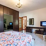 Apartment With Garden A Few Steps From The Lake - Larihome A06